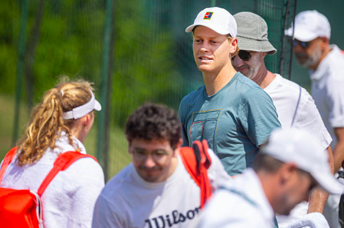Jannik Sinner durante un entrenamiento en Wimbledon. Fuente: Getty