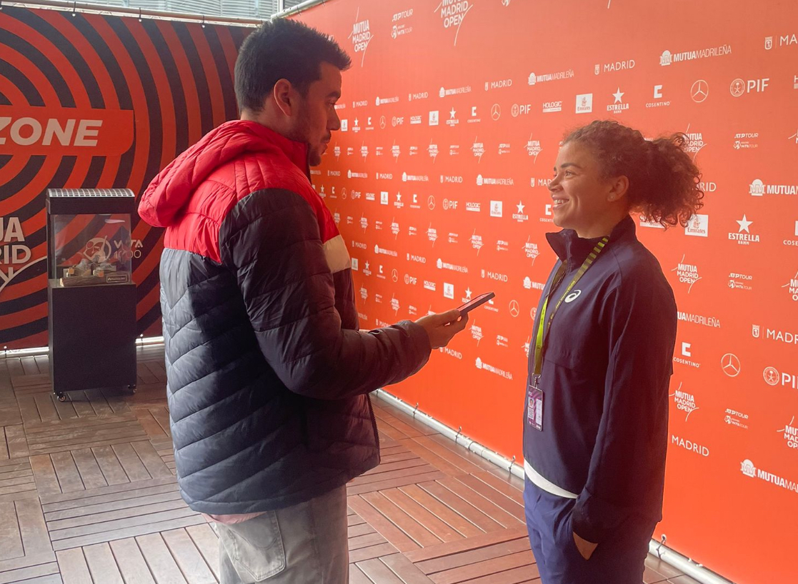 Fernando Murciego entrevistando a Jasmine Paolini.
