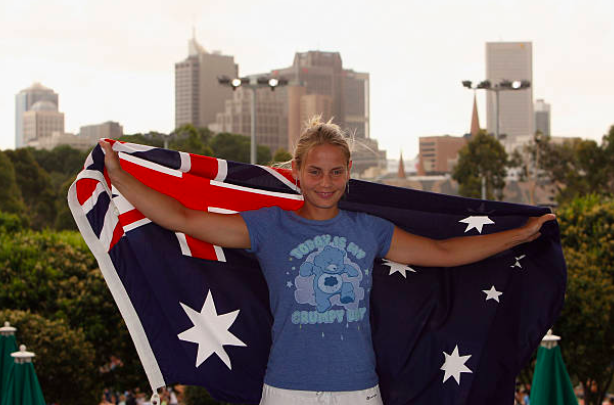 Jelena Dokic posa con la bandera australiana. Fuente: Getty