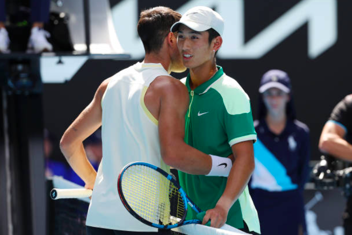 Carlos Alcaraz y Juncheng Shang. Fuente: Getty