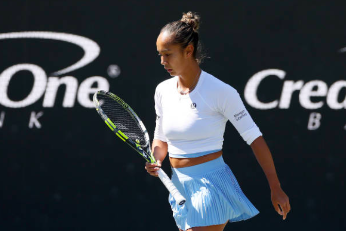 Leylah Fernández compitiendo en Charleston.