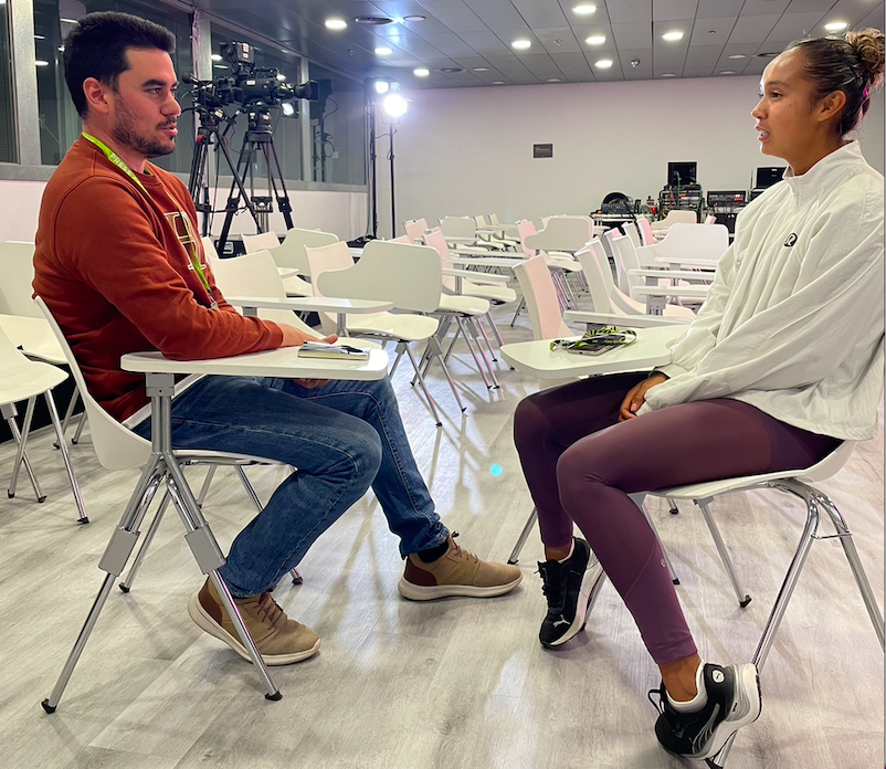 Fernando Murciego entrevistando a Leylah Fernández. 