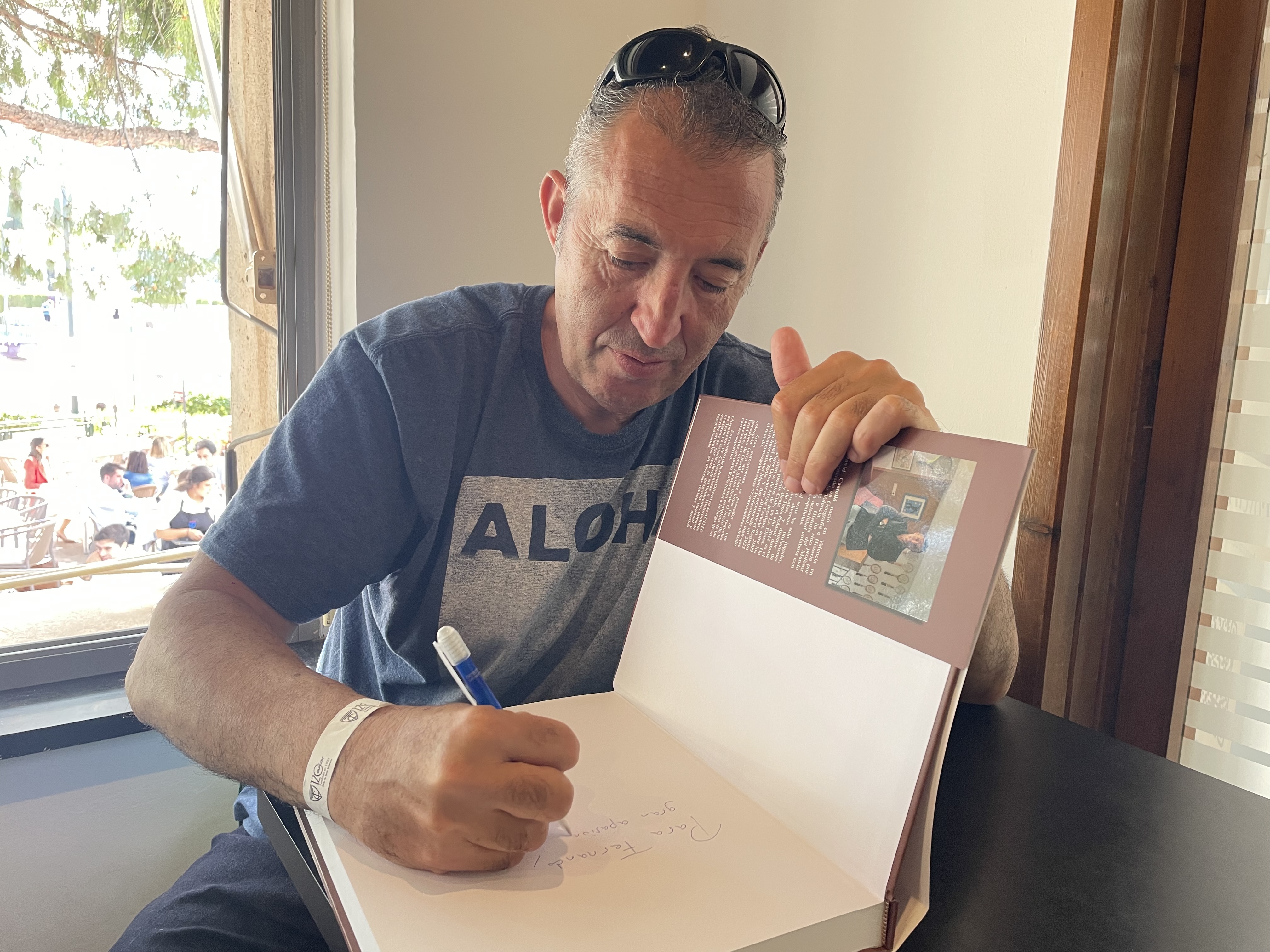 David Castelló firmando su libro 'Historia de la Copa Faulconbridge'. Fuente: Punto de Break