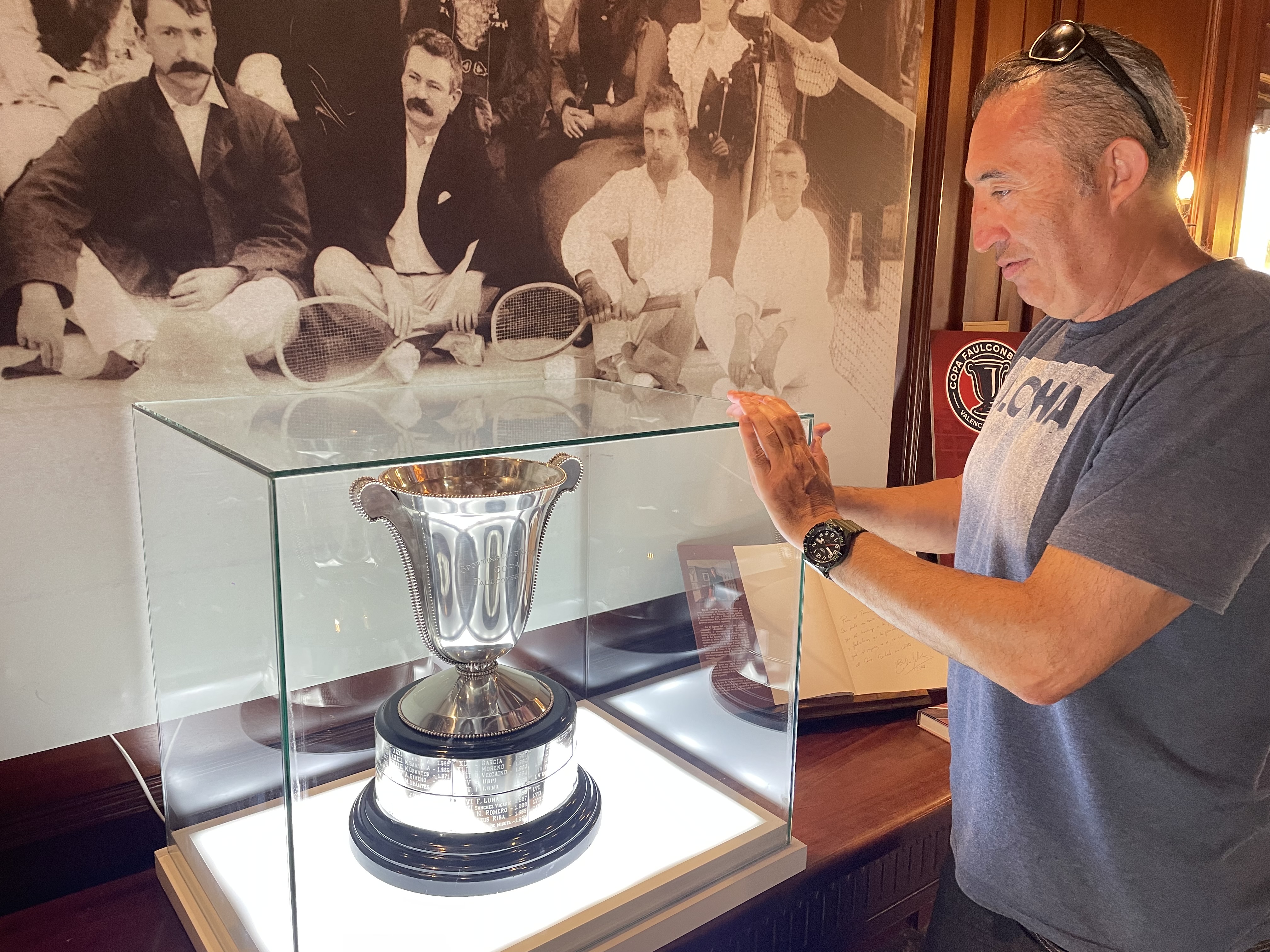 David Castelló junto a la Copa Faulconbridge. Fuente: Punto de Break