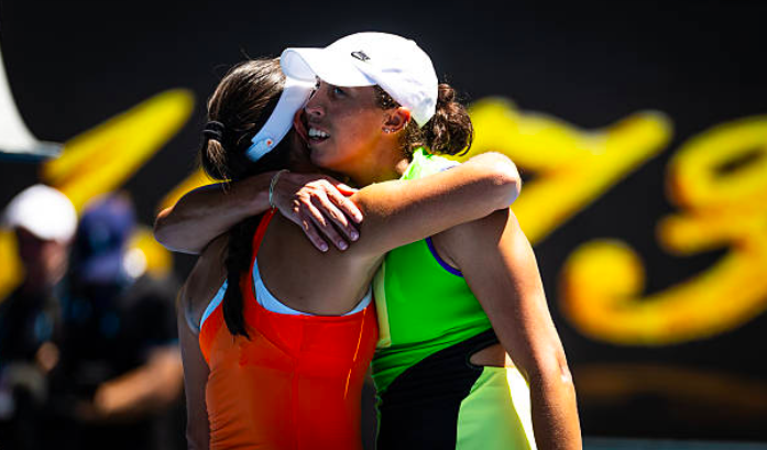 Madison Keys y Jessica Pegula se abrazan en la red. Fuente: Getty