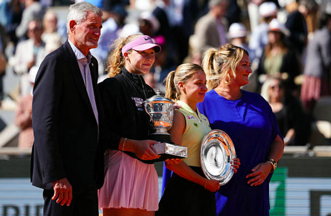 Maja Chwalinska lors de la remise des trophées de Roland Garros. Source: Getty
