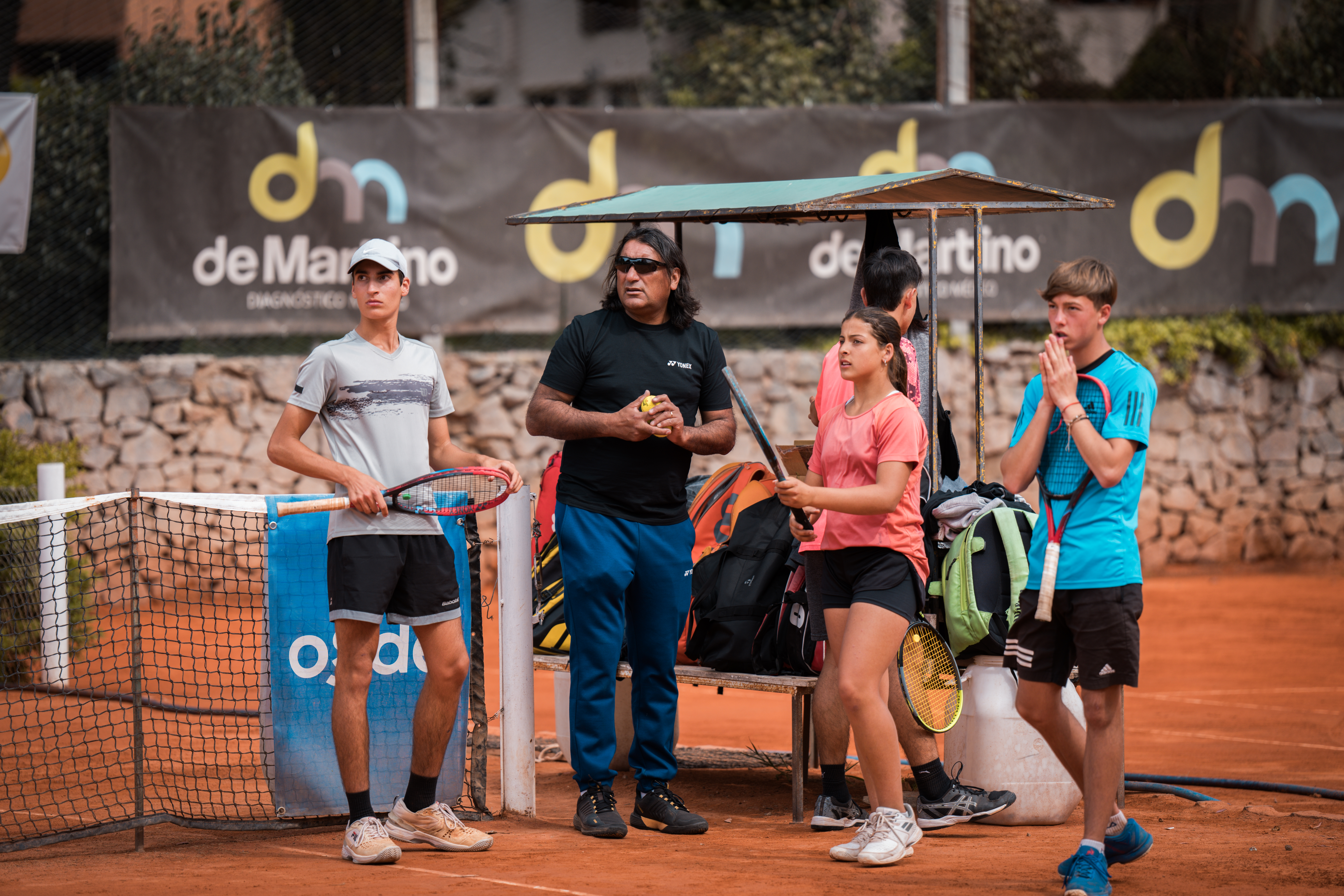 Marcelo Gómez impartiendo clases de tenis en Tandil.