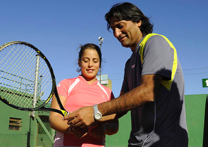 Marcelo Gómez impartiendo clases en la Academia Tandil Tenis.