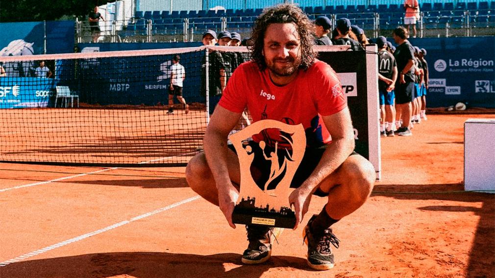 Marco Trungelliti posa con uno dei suoi ultimi titoli. Fonte: Getty
