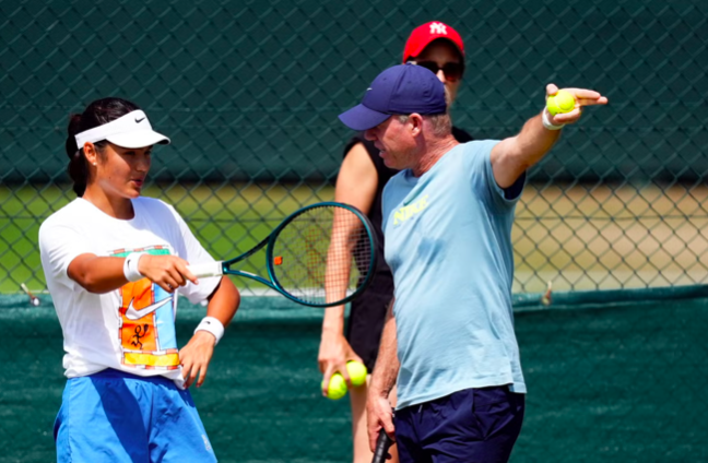 Mark Petchey entrenando con Emma Raducanu. Fuente: Getty