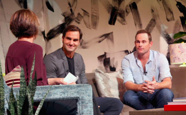 Mary Carillo y Andy Roddick con Roger Federer en el podcast. Fuente: Getty