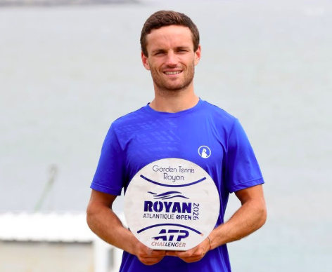 Max Alcalá posa con su título en el Challenger de Royan. Fuente: Punto de Break