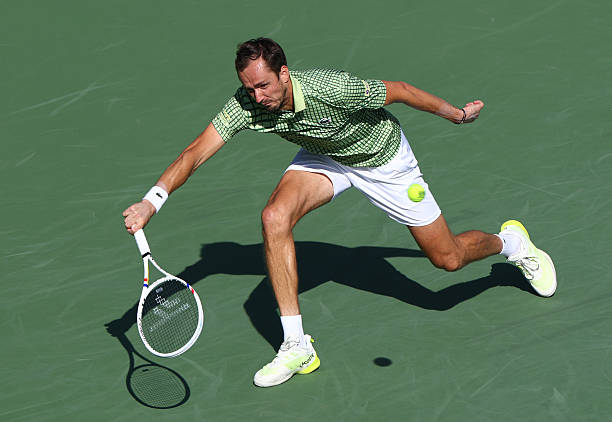 Daniil Medvedev, durante un partido en el ATP Dubái 2026.