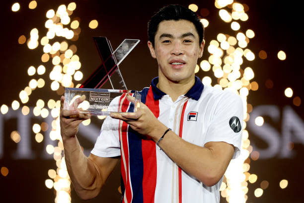 Brandon Nakashima, tras ganar las ATP Next Gen Finals en 2022.