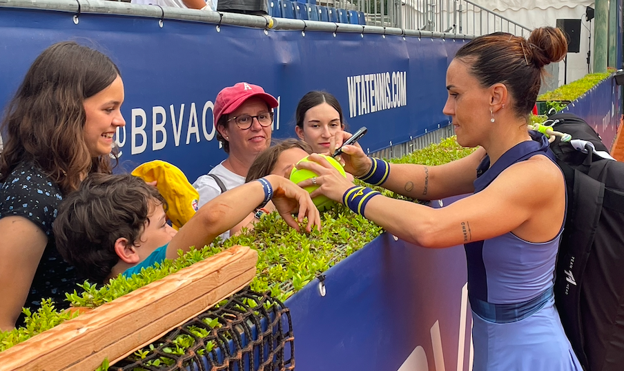 Nuria Párrizas firma autógrafos en Valencia. Fuente: BBVA Open Internacional de Valencia