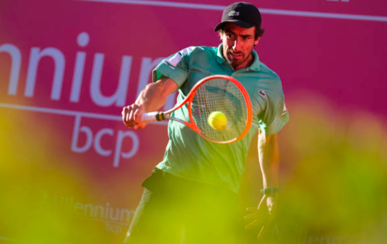 Pablo Cuevas golpeando el revés a una mano.