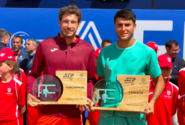Pablo Llamas with PABLO CARREÑO at the trophy ceremony of the Challenger de Alicante.