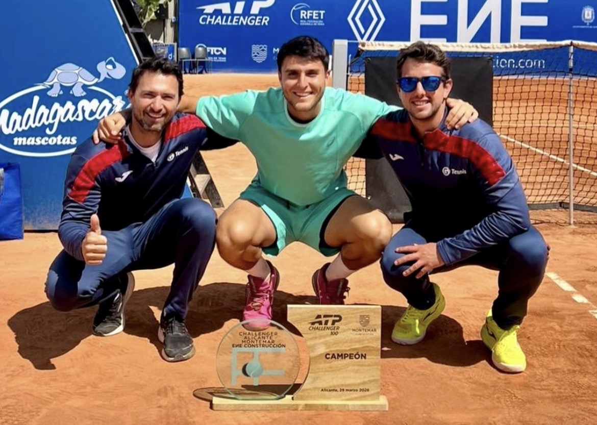 Pablo Llamas with his G Tennis team. Source: Punto de Break