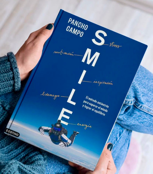 Pancho Campo présente son œuvre SMILE. Source : Archive personnelle de Pancho Campo