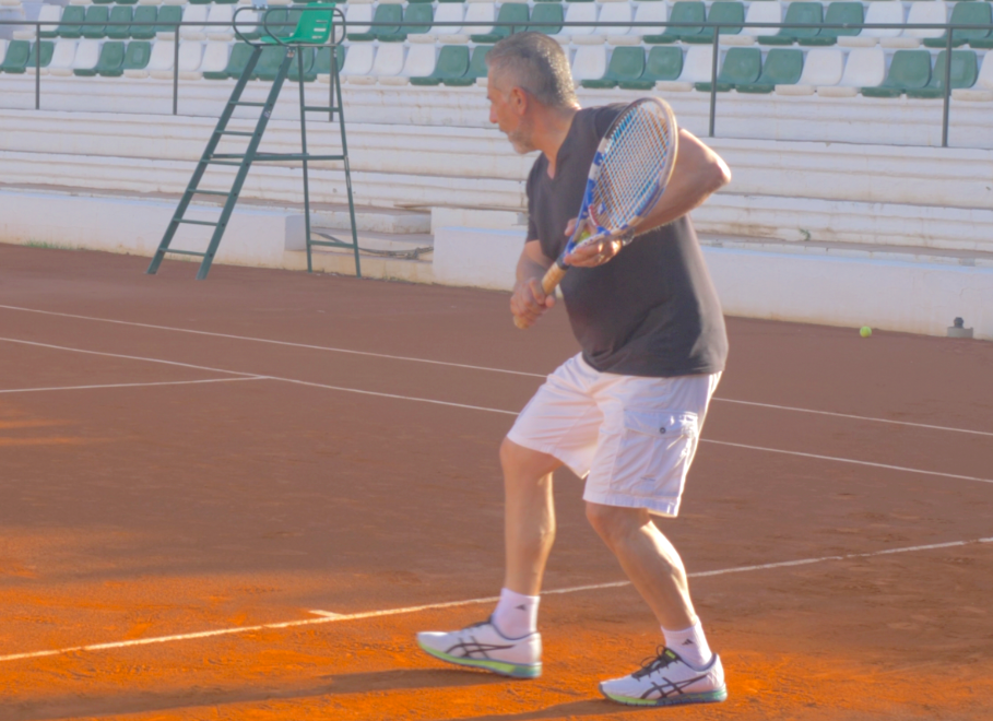 Pancho Campo jugando a tenis. Fuente: Archivo personal de Pancho Campo