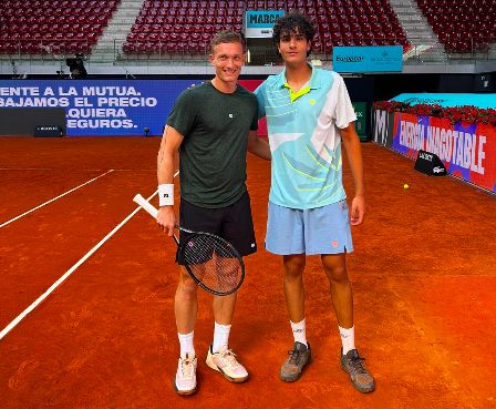 Un sparring del Mutua Madrid Open entrenando con Jiri Lehecka.