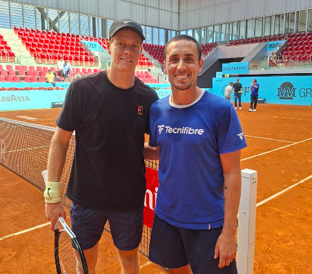 Un sparring del Mutua Madrid Open entrenando con Jannik Sinner.