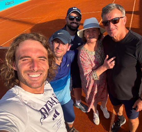 Un sparring del Mutua Madrid Open entrenando con Stefanos Tsitsipas.