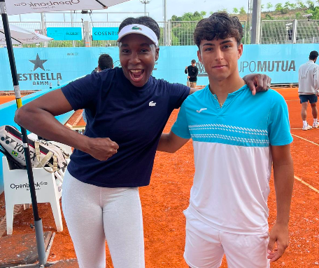 Un sparring del Mutua Madrid Open entrenando con Venus Williams.