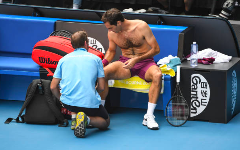 Roger Federer pidiendo tratamiento en el Open de Australia.