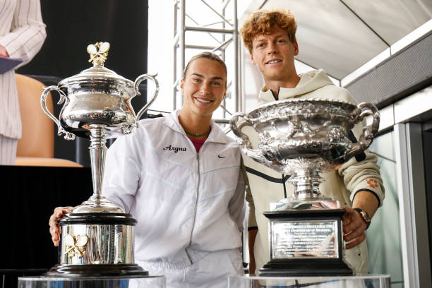 Aryna Sabalenka y Jannik Sinner tras el Open de Australia 2025.