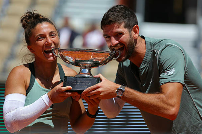Sara Errani and Andrea Vavassori posing with the Roland Garros 2026 trophy. Source: Getty