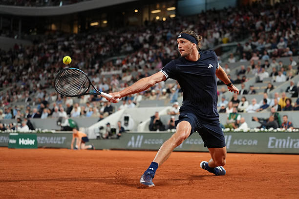 Alexander Zverev during his match against Jódar at Roland Garros 2026.