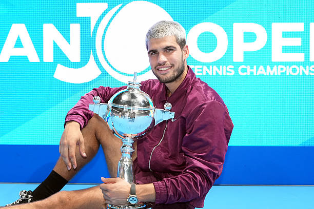 Alcaraz posa con el título de campeón. Fuente: Getty