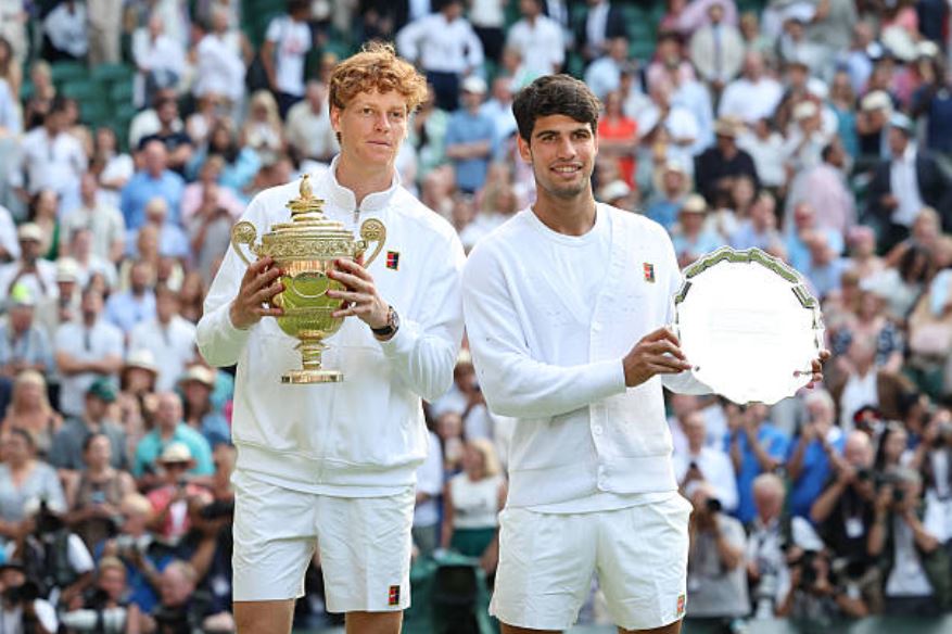 Jannik Sinner y Carlos Alcaraz tras la final de Wimbledon 2025. Foto: Getty