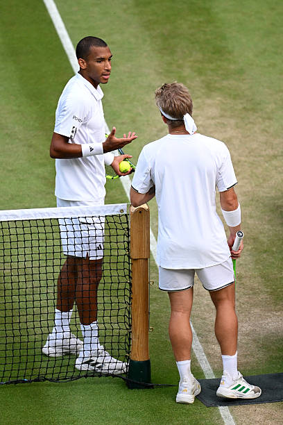 Alejandro Davidovich y Felix Auger-Aliassime discutiendo en Wimbledon 2026.