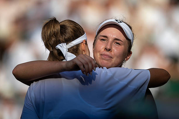 Noskova consuela a Muchova tras la final. Fuente: Getty