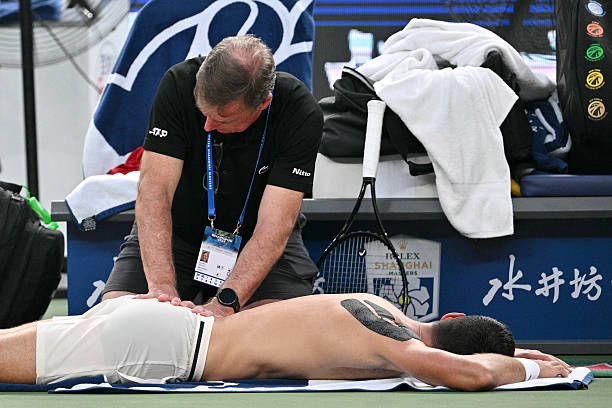 Novak Djokovic avec le kiné à l'ATP Shanghaï 2025.