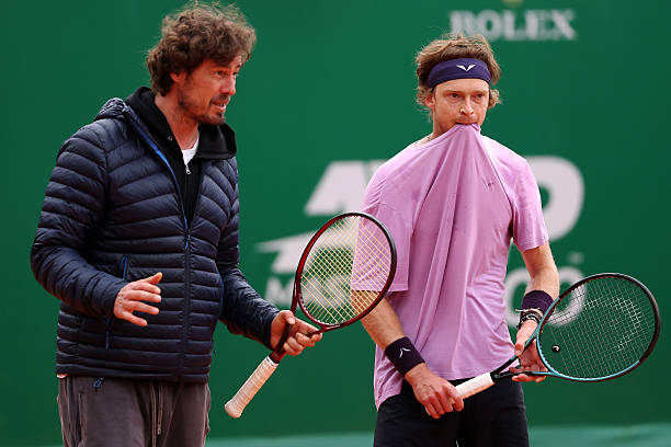 Safin aiuta Rublev. Foto: gettyimages