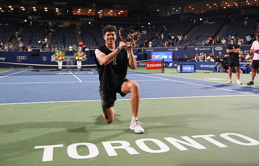 Ben Shelton con el ATP Toronto 2025. Foto: Getty