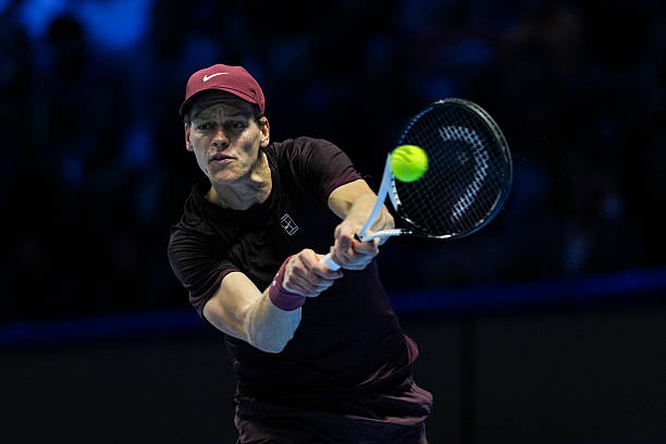 Sinner golpea su revés durante el duelo ante Shelton. Fuente: Getty