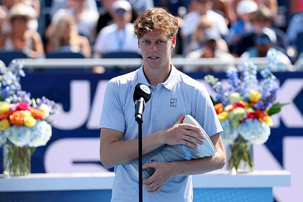 Jannik Sinner, durante la ceremonia de premiación en Cincinnati. Fuente: Getty