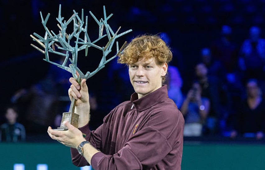 Jannik Sinner 拿着 2025 年 Rolex ATP 巴黎大师赛的奖杯。照片：盖蒂