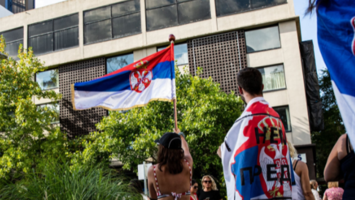 Aficionados en las puertas del hotel de Djokovic. Foto: Getty