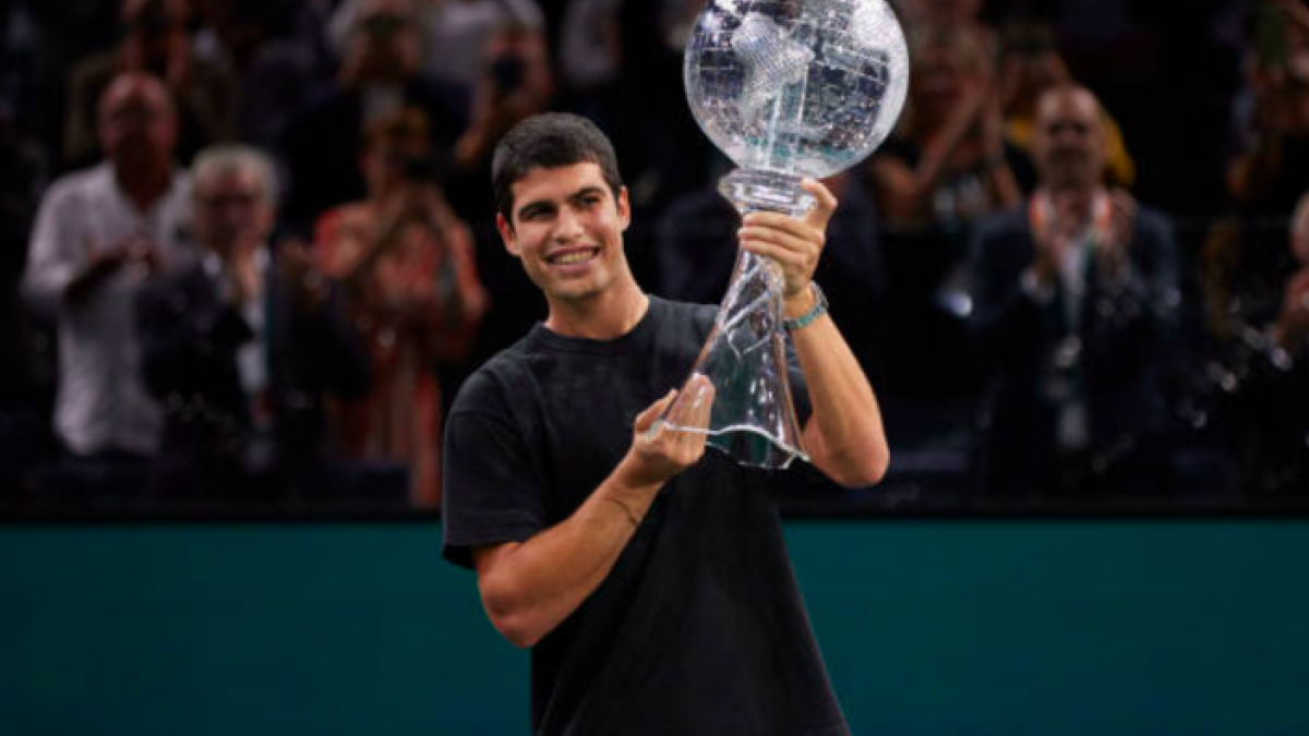 Carlos Alcaraz con el título de número uno del mundo. Foto: Getty
