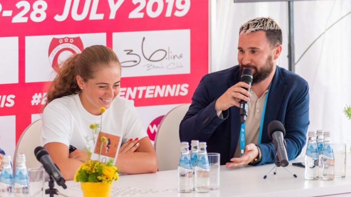 Alexander Ostrovsky, en el WTA de Jurmala junto a Jelena Ostapenko. Fuente: Getty