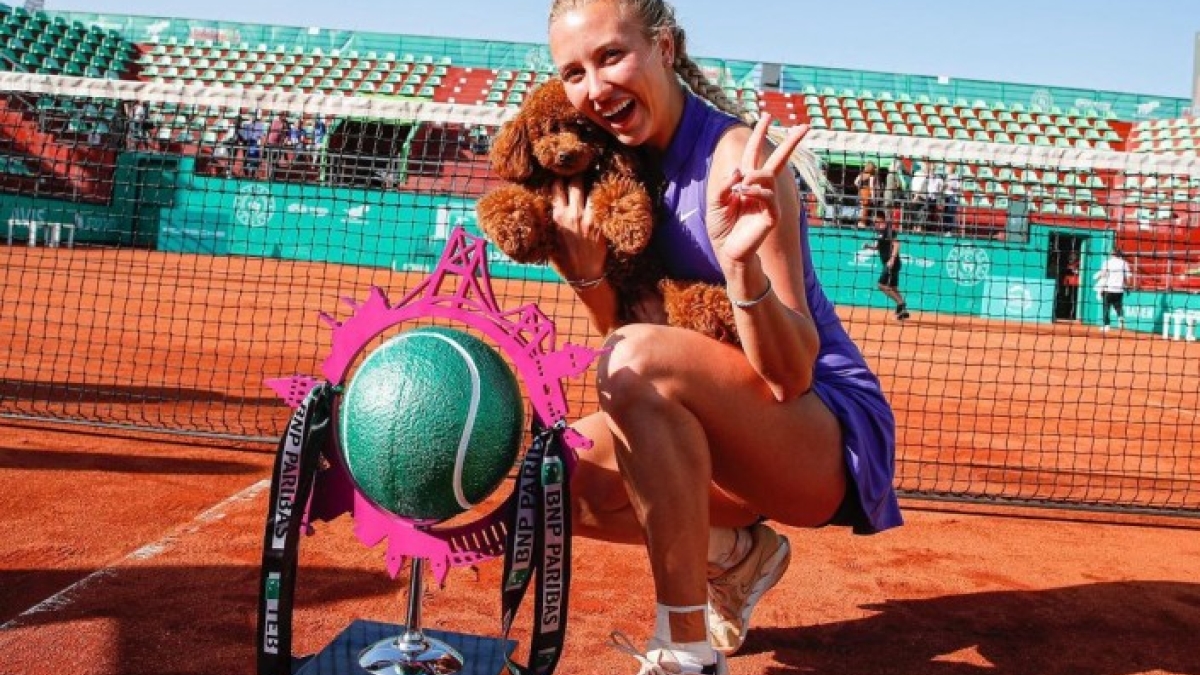 Anastasia Potapova posa con su título en Estambul. Fuente: WTA
