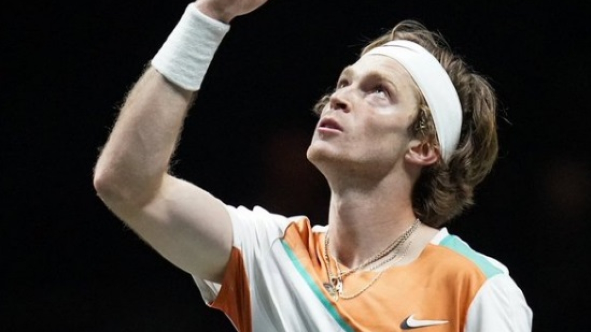 El ruso ejecutando una volea durante su duelo ante Kohlschreiber. Foto: Getty
