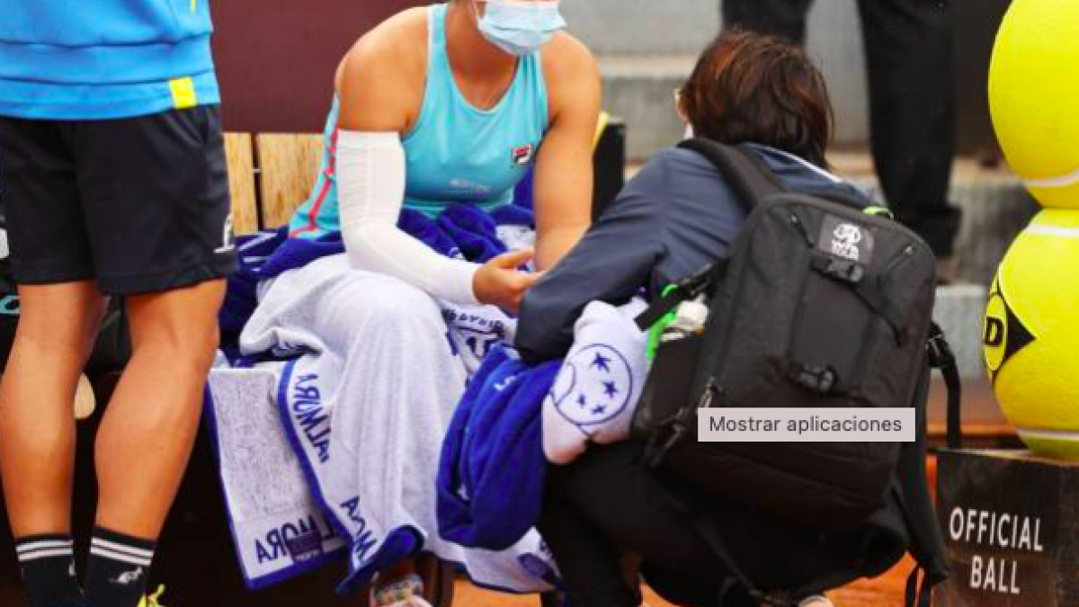 Ash Barty, atendida en mitad del partido. Fuente: Getty