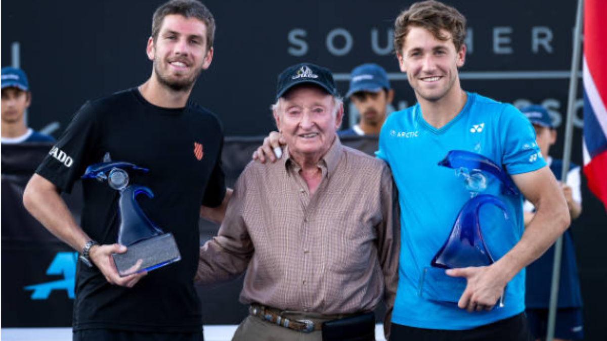 Cameron Norrie y Casper Ruud aún conservan opciones. En la foto, junto a Rod Laver en la entrega de premios del torneo de San Diego. Fuente: Getty