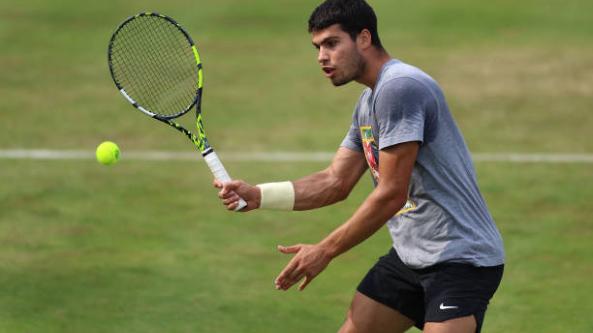 Carlos Alcaraz, en las pistas de entrenamiento del ATP Queens. Foto: Getty